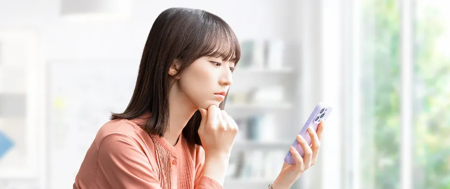 スマートフォンでマッチングアプリを利用する女性