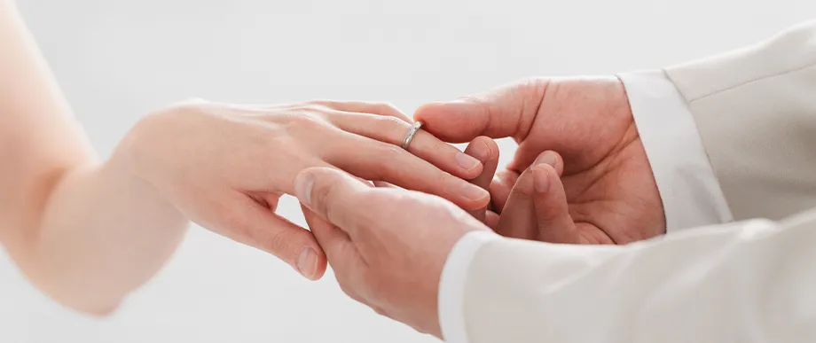 成婚をイメージした指輪をはめる様子