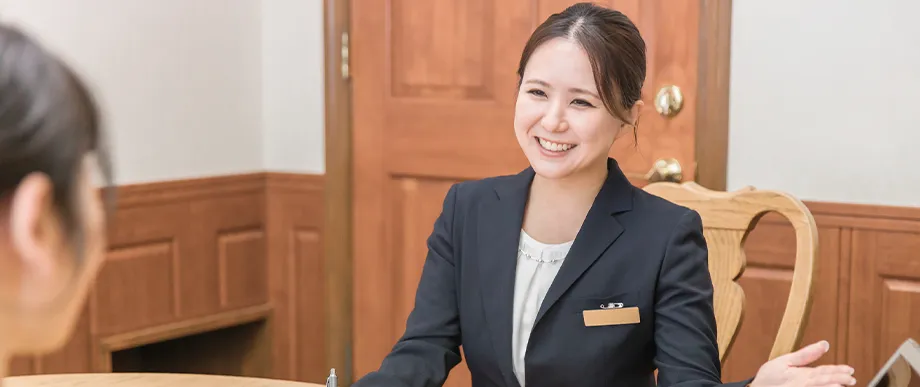 結婚相談所の担当者に相談する様子